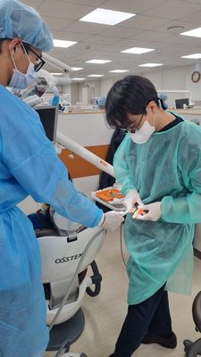 원내생 진료를 가까이서 지도하는 장면