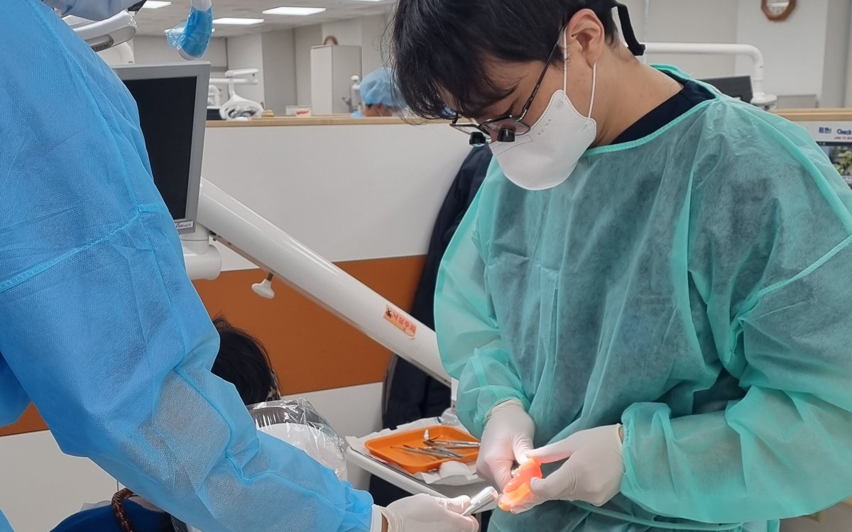원내생과 기구를 함께 확인하는 장면